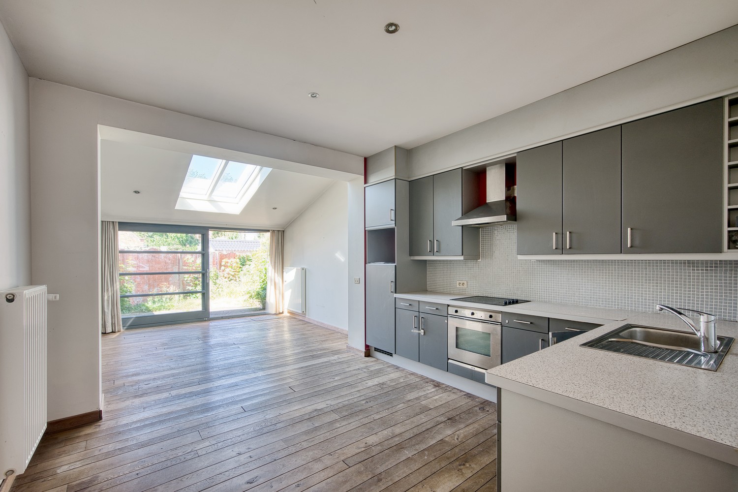 Assebroek, leuk ENERGIEZUINIG gezellig  instapklaar woonhuis met 3 SLAAPKAMERS en tuintje - foto 2