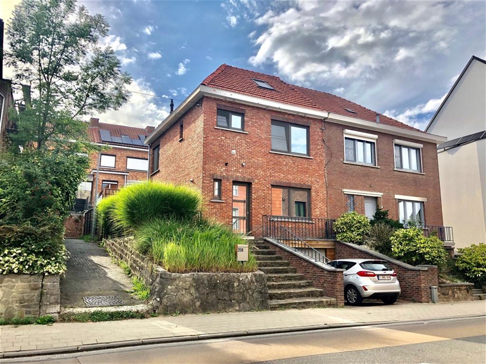 Renovated house with 3 bedrooms and cozy terrace! - photo 1