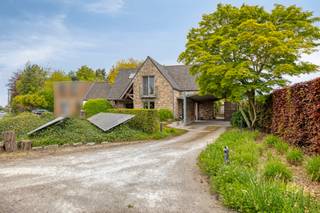 Karaktervolle villa met polyvalent bijgebouw, zwemvijver, aangelegde tuin met uitweg naar achterliggende straat op 4.012 m².<br />Deze vrijstaande villa, gebouwd in 1993, combineert ruimte, comfort en een unieke ligging. De woning beschikt over drie slaapkamers, een bureau en een polyvalent bijgebouw met garage en zolderverdieping. De prachtig aangelegde tuin met verschillende terrassen, zwemvijver en boomgaard biedt een oase van rust en privacy. Dankzij het gunstige EPC-label B (195 kWh/m²) geniet u bovendien van een energiezuinige woning.<br /><br />INDELING: Gelijkvloers: Via de inkomhal met gastentoilet betreedt u de lichtrijke leefruimte met gezellige zithoek en houtkachel. Aansluitend bevindt zich een aparte bureauruimte, ideaal voor thuiswerk of een vrij beroep. De volledig ingerichte leefkeuken geniet van een prachtig uitzicht op de tuin en geeft rechtstreeks uit op de aangelegde terrassen en de zwemvijver. Verder beschikt de woning over een praktische berging met doucheruimte. <br />Eerste verdieping: De nachthal geeft toegang tot drie volwaardige slaapkamers, een praktische berging en een badkamer uitgerust met een bubbelbad, dubbele lavabo in meubel en toilet.<br />Zolder- en kelderverdieping: Via de zolder bereikt u twee praktische opslagruimtes. Daarnaast beschikt de woning over een kelder, ideaal voor extra stockage.<br />Buitenruimte: Beide privatieve opritten, bieden plaats aan meerdere wagens. Via de ene bereikt u het polyvalente bijgebouw met garage met smeerput en zolderverdieping. De andere leidt u naar de carport met uniek design en de fietsenstalling. De fraai aangelegde tuin met uitweg naar achterliggende straat vormt één van de absolute troeven van deze eigendom.<br />De fraai aangelegde tuin met uitweg naar achterliggende straat vormt één van de absolute troeven van deze eigendom. <br />Op het uitzonderlijke perceel van 4.012 m² geniet u van meerdere terrassen, een zwemvijver, boomgaard en een panoramisch uitzicht over de omliggende landerijen. Het polyvalente bijgebouw biedt tal van mogelijkheden als garage, hobbyruimte, atelier of extra opslag. Verder is er nog een tuinhuis met aanpalende houtopslag en een afdak voor polyvalent gebruik. <br /><br /><strong>EXTRA INFORMATIE:</strong><br />- Vrijstaande villa gebouwd in 1993<br />- Bewoonbare oppervlakte van ca. 222 m²<br />- Perceeloppervlakte: 4.012 m²<br />- EPC B: 195 kWh/m² (UC2790289)<br />- 4 volwaardige slaapkamers<br />- Aparte bureauruimte<br />- Polyvalent bijgebouw/garage met zolderverdieping<br />- Aangelegde tuin met terrassen, zwemvijver en boomgaard<br />- Privatieve oprit met parkeergelegenheid voor meerdere wagens<br />- Rustige ligging met vlotte verbinding naar Brugge, Damme en Knokke<br /><br />RICHTRIJS - 695.000 EUR - De vermelde prijs is een richtprijs: ieder bod wordt voorgelegd aan de eigenaars, die al dan niet kunnen ingaan op het prijsvoorstel.<br /><br />Contacteer PERSPECTIEF VASTGOED – 7 op 7 bereikbaar – voor meer informatie of een bezoek.<br />Bel 050/550.750 of mail naar info@perspectiefvastgoed.be.<br />