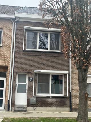 Instapklare, gerenoveerde eengezinswoning met 2 slaapkamers en stadstuinINDELING:- Gelijkvloers:Inkomhal en apart toiletGeïnstalleerde keukenRuime...