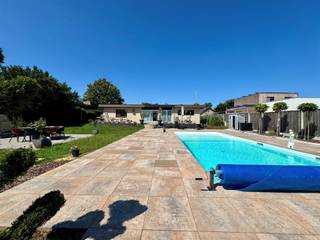 <p><span>Stijlvol wonen in een kindvriendelijke omgeving – Nachtegaallaan 71, Dilsen-Stokkem</span></p><p><span> </span></p><p><span>In een rustige, kindvriendelijke buurt, met zelfs een charmant speeltuintje in de straat, wacht deze gerenoveerde gezinswoning op haar nieuwe bewoners. Met een bewoonbare oppervlakte van maar liefst 250 m² en een perceel van 13 are combineert ze ruimte, comfort en luxe op een mooie manier.</span></p><p><span> </span></p><p><span>De voorbije jaren onderging de woning een grondige renovatie waarbij werkelijk elk belangrijk punt werd aangepakt. Het resultaat mag gezien worden. Denk hierbij aan een splinternieuwe keuken en badkamer, vernieuwde dakbedekking, een verwarmd zoutwaterzwembad en hedendaags comfort zoals airco, pelletkachel, alarminstallatie en camerabewaking.</span></p><p><span> </span></p><p><span>Deze ruime woning beschikt over een erg praktische en vooral lichtrijke indeling. Zo vormt de inkomhal het centrale punt van de woning. Ze biedt toegang tot een eerste slaapkamer, ideaal als logeerkamer, thuiskantoor of zelfs praktijkruimte. De woonkamer, eetkamer en keuken vloeien naadloos in elkaar over en genieten van veel natuurlijk licht. De nieuwe, volledig uitgeruste Amerikaanse keuken ademt pure luxe en biedt een prachtig uitzicht op de tuin en het zwembad.</span></p><p><span> </span></p><p><span>Aansluitend bevindt zich een tweede slaapkamer, momenteel ingericht als hobbyruimte en de inpandige garage. Van hieruit heeft u ook toegang tot de kelder.</span></p><p><span> </span></p><p><span>De overige twee slaapkamers zijn voorzien van ingebouwde kasten en airconditioning. De gloednieuwe badkamer is een parel op zich, uitgerust met een ruime inloopdouche, vrijstaand ligbad, dubbele wastafel en een tweede toilet. Een apart gastentoilet is eveneens aanwezig.</span></p><p><span> </span></p><p><span>De volledig aangelegde tuin biedt verschillende zit- en ontspanningsplekken en vormt samen met het verwarmde zoutwaterzwembad het perfecte decor voor lange zomerdagen.</span></p><p><span> </span></p><p><span>Pluspunten op een rij:</span></p><ul><li><span>Perceeloppervlakte van 13a en bewoonbare oppervlakte van 250 m²</span></li><li><span>Gerenoveerd en instapklaar</span></li><li><span>Nieuwe dakbedekking</span></li><li><span>Splinternieuwe, volledig uitgeruste keuken</span></li><li><span>Nieuwe luxueuze badkamer met inloopdouche en vrijstaand bad</span></li><li><span>4 ruime slaapkamers, waarvan 2 met ingebouwde kasten</span></li><li><span>Verwarmd zoutwaterzwembad</span></li><li><span>Airconditioning, pelletkachel en stookolie-installatie</span></li><li><span>Alarminstallatie en camerabewaking</span></li><li><span>20 zonnepanelen (6.400 kWh)</span></li><li><span>Kindvriendelijke omgeving met speeltuin in de straat</span></li></ul><p><span>Interesse?</span></p><p><span>Laat deze unieke kans niet aan u voorbijgaan en plan vandaag nog een bezoek.</span></p><p><span>Neem contact op met Robin voor een bezichtiging via robin@jemar.be of op 0484.35.73.08.</span></p><p><span> </span></p>