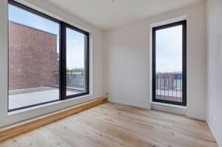 Penthouse met zicht op groen – 3 slaapkamers en 2 terrassen
In blok B van de historische tramsite in Merelbeke bevindt zich dit charmante penthouse op de derde verdieping, gericht op de achterzijde van het project. Hier woon je in alle privacy met een prachtig uitzicht op groen en het project de Wisselkouter.
Dankzij de twee terrassen kan je de hele dag door van de zon genieten: een gezellig terras in de ochtendzon én een tweede terras om te ontspannen in de avondzon.
Troeven van dit penthouse:
• Lichtrijke, ruime leefruimte met open indeling
• Moderne open keuken met wandopstelling – strak, praktisch.
• 3 volwaardige slaapkamers
• 2 stijlvolle badkamers
• Twee terrassen (ochtend- en avondzon) met groen zicht
• Energiezuinig en instapklaar
Praktische extra’s:
• Private berging verplicht bij aan te kopen en gesloten garagebox en/of ondergrondse staanplaats
Een penthouse dat rust, ruimte en zicht op groen combineert met de charme van een historische locatie en het comfort van modern wonen.
Exclusief te koop aangeboden via de Oximo online verkoopsprocedure. Voor registratie en aanvaarding van de verkoopsvoorwaarden zie www.oximo.be.