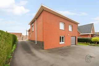 Goedgelegen stevig gebouwde op te frissen woning in de Domien Veysstraat 35 te Vichte. Volledig onderkelderd: garage + extra aparte garage, en...