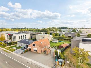 Op een strategische locatie tussen Vichte en Deerlijk, vlak bij het centrum van Vichte, bevindt zich Sandwichbar De Jager. Deze goed draaiende broodjeszaak wordt aangeboden in combinatie met een ruim bovenliggend appartement van maar liefst 125 m². Een interessante opportuniteit voor wie ondernemen en wonen op één locatie wil combineren.De handelsruimte is volledig ingericht en beschikt over een professionele keuken met de nodige apparatuur voor een efficiënte uitbating. Het gezellige zitgedeelte biedt plaats aan ongeveer 30 personen en is voorzien van airconditioning. Voor de volledige inboedel wordt een bijkomend bedrag van €75.000 gevraagd.Boven de handelszaak bevindt zich een verrassend ruim appartement van 125 m². Dit omvat een grote slaapkamer, ruime leefkeuken, gezellige woonkamer, badkamer met douche en lavabomeubel en twee praktische bergingen.Een grote troef is de flexibiliteit van het pand. Wie wonen en werken wil combineren, heeft zijn zaak letterlijk één verdieping lager. Daarnaast bestaat de mogelijkheid om voor het appartement een afzonderlijke toegang te voorzien, waardoor ook afzonderlijke verhuur mogelijkheden biedt.Deze combinatie van een commercieel goed gelegen handelszaak en ruime woongelegenheid in Vichte maakt van dit pand een veelzijdige opportuniteit voor ondernemers en investeerders.Interesse? Neem contact met ons op voor meer informatie of een bezoek ter plaatse.Te koop via Immo Beguin, jouw vastgoedexpert sinds 2009, met kantoren in Ronse, Waregem, Kortrijk, Deinze, Doornik, Lessines, Moeskroen en Nieuwpoort.