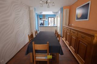 <p><span>Zeer degelijke en goed ingedeelde gezinswoning met 4 ruime slaapkamers gelegen in hartje Schoten nabij winkels en park Vordenstein.</span></p><p><span>De woning is doorheen de jaren goed onderhouden en is mits wat opfrissing werken instapklaar.</span></p><p><span>Verder is hier alle hedendaags comfort voorzien van een ingerichte, open keuken tot een gerenoveerde badkamer met inloopdouche en kan men hier genieten van de westelijk georiënteerde tuin met berging.</span></p><p><span>Boek dus snel uw afspraak en kom zeker niet TE LAET!</span></p>