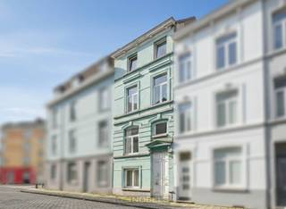 Charmante HERENWONING met STATIGE VOORGEVEL en tal van mogelijkheden, gelegen in het hart van Gent op WANDELAFSTAND van winkels, horeca, openbaar vervoer, universiteiten en andere dagelijkse voorzieningen. Via de inkomhal bereikt u de woonkamer, de keuken, een DOUCHERUIMTE en de kelder. Op de eerste verdieping bevindt zich een RUIME SLAAPKAMER, terwijl de tweede verdieping plaats biedt aan een TWEEDE VOLWAARDIGE SLAAPKAMER. De derde verdieping omvat een DERDE SLAAPKAMER met aansluitende BADKAMER, wat extra comfort creëert. De INGERICHTE ZOLDERVERDIEPING kan perfect dienstdoen als VIERDE SLAAPKAMER, LOGEERKAMER, BUREAU of HOBBYRUIMTE. Dankzij de CENTRALE LIGGING en de praktische indeling is dit pand bijzonder interessant voor GEZINNEN, ouders met studerende kinderen of wie graag woont in het BRUISENDE CENTRUM van Gent, met alles binnen handbereik. Ideale opbrengsteigendom, gezien het pand steevast is/werd VERHUURD.<br /><br />Adres: Geraard Mercatorstraat 46 te Gent<br /><br />EPC: 215kWh, G-score en P-score A, Geen renovatieverplichting van toepassing