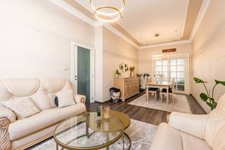 <p>Karaktervolle herenhuis in het centrum van Gent.</p>
<p>Deze gesloten woning uit het begin van de 20ste eeuw combineert authentieke charme met een ruime en praktische indeling. Gelegen aan de Tolhuislaan in Gent geniet u van een centrale ligging nabij scholen, openbaar vervoer, het station, parken en het ziekenhuis. De woning beschikt over vier volwaardige slaapkamers, een ruime leefruimte en een opvallend grote keuken van 37 m² met kasten en toestellen. Ook de comfortabele badkamer met ligbad én inloopdouche zorgt voor extra wooncomfort. Dankzij het EPC-label C biedt deze woning bovendien een interessante energieprestatie.</p>
<p> </p>
<p>Belangrijkste ruimtes:<br />• Ruime woonkamer (28 m²) met aangename leefruimte<br />• Grote keuken (37 m²) met kasten en toestellen<br />• Badkamer (20 m²) met ligbad, inloopdouche, toilet en aansluitingen voor wasmachine en droogkast<br />• Apart toilet met handenwasser<br />• Vier slaapkamers, waaronder een kamer met airco en een slaapkamer met ingemaakte kasten<br />• Terras (12 m²) ideaal voor een gezellig buitenmoment<br />• Koer (9,25 m²)</p>
<p>Troeven:<br />• Centrale ligging in Gent nabij scholen, station en openbaar vervoer<br />• Vier slaapkamers en ruime volumes<br />• Authentieke woning met EPC-label C</p>
<p> </p>
<p>Neem vandaag nog contact op voor een bezoek.</p>
<p>JOUW DROOMHUIS. ZO GEVONDEN!</p>