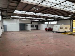 Bien commercial à louer situé le long de la Chaussée de Tournai à Ath.A côté d'enseignes Mercedez Monnier, PointCarré, Eggo keukens, Dovy, Stock Ath,...