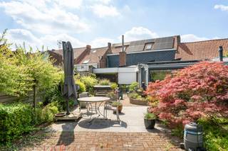 <p>Karakteristieke woning met wellnessruimte, zwembad en tuin met bomen</p><p>Dit prachtige huis is ideaal gelegen en valt op door de perfecte balans tussen modern comfort, ontspanningsruimtes en levenskwaliteit. Achter de onopvallende gevel gaat een zorgvuldig onderhouden woning schuil, ontworpen om te voldoen aan de verwachtingen van gezinnen die op zoek zijn naar een bevoorrechte leefomgeving.</p><p>Meteen bij binnenkomst ontdekt u een warm en licht interieur. De ruime woonkamer, ideaal gelegen aan de achterzijde van het huis, biedt een aangename rust en komt harmonieus uit op de boomrijke tuin, een ware oase van rust. Het huis beschikt bovendien over twee prachtige veranda’s die baden in natuurlijk licht. Een daarvan vormt een aangename extra leefruimte, uitgerust met gasverwarming, een televisie en een volledig ingerichte buitenkeuken, waardoor u het hele jaar door ten volle van deze plek kunt genieten.</p><p>Op de begane grond bevinden zich onder meer een ingerichte kleedkamer en een badkamer die volledig in het teken staat van welzijn, uitgerust met een jacuzzi en een hydromassagedouche. Op de bovenverdieping vindt u drie comfortabele slaapkamers en een studeerkamer.</p><p>Buiten wordt u meteen betoverd door de charme. De zorgvuldig onderhouden tuin met bomen nodigt uit tot ontspanning met talrijke voorzieningen voor uw welzijn: het zwembad, de jacuzzi, de sauna en de prachtige siervijver creëren een unieke sfeer waar u heerlijk tot rust kunt komen.</p><p>De belangrijkste troeven</p><p>• Lichte woonkamer met uitzicht op de tuin en in een rustige omgeving<br />• Tuin met bomen en siervijver<br />• Zwembad, jacuzzi en sauna<br />• Drie slaapkamers en een werkkamer op de bovenverdieping<br />• Badkamer met jacuzzi en hydromassagedouche<br />• Garage voor twee auto’s met oplaadpunt voor elektrische auto’s<br />• Zonnepanelen</p><p>Een woning met alle voorzieningen, waar elke ruimte is ontworpen om dagelijks comfort, rust en levenskwaliteit te bieden.</p>