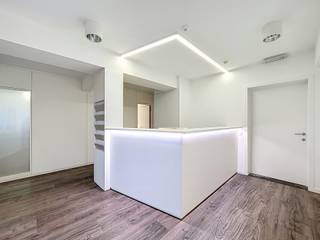 <p><strong>Ligging</strong></p>
<p>Deze exclusieve kantoor- of praktijkruimte bevindt zich op een absolute toplocatie in Sint-Denijs-Westrem. Dankzij de strategische ligging nabij de op- en afrit van de autosnelweg geniet u van een uitstekende bereikbaarheid. De omgeving wordt gekenmerkt door een dynamische mix van bedrijven, winkels en restaurants, wat deze locatie bijzonder aantrekkelijk maakt voor professionele activiteiten.</p>
<p><strong>Beschrijving</strong></p>
<p>Via de verzorgde gezamenlijke inkomhal bereikt u het gebouw op een vlotte en professionele manier. De luxueuze kantoor- of praktijkruimte is gelegen op de eerste verdieping. Bij het betreden van de unit wordt u verwelkomd in een volledig ingericht onthaal, dat meteen een representatieve indruk nalaat. Aansluitend bevindt zich een ruime en comfortabele wachtzaal. Voor de open wachtruimte liggen drie royale, kwalitatief afgewerkte kabinetten/kantoren, ideaal voor diverse professionele activiteiten. Achter het onthaal is een praktische keuken voorzien. Bovendien beschikt deze eigendom over drie ondergrondse parkeerplaatsen, een absolute troef voor u en uw bezoekers.</p>
<span>De maandelijkse kosten: €350<br /><br />Voor inlichtingen en/of bezoek, bel Gwen Moerman 0472/62.03.60</span>