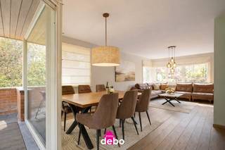 <strong>Wow-effect verzekerd: ruime woning met 212 m² en tuin in Kortrijk</strong><br />Vanaf het eerste moment voelt het goed. De indeling klopt en alles voelt meteen aangenaam aan. Dit is zo’n woning waar je binnenkomt en denkt: hier wil ik wonen.<br />Deze verzorgde halfopen bel-etage verrast met haar praktische opbouw en mooie volumes. Met een bewoonbare oppervlakte van maar liefst 212 m² op een perceel van 285 m² geniet je hier van een open leefruimte die naadloos aansluit op de keuken en het terras. Een plek waar je tot rust komt na een drukke dag of gezellig samen bent met familie en vrienden.<br />De woning beschikt over meerdere volwaardige slaapkamers en een grote afgewerkte zolderkamer die perfect kan dienen als extra slaapkamer, bureau of hobbyruimte. Ideaal voor gezinnen of wie graag wat extra plaats heeft om te wonen en te werken.<br />Op het gelijkvloers vind je naast de inkom een polyvalente ruimte die vandaag ingericht is als extra speelruimte voor de kinderen, maar eenvoudig opnieuw kan dienen als garage. Deze ruimte biedt bovendien tal van mogelijkheden zoals een praktijk aan huis, bureau of kangoeroewoning. Aansluitend is er een praktische wasplaats met directe toegang tot de tuin. Buiten geniet je van een aangename buitenruimte en parkeermogelijkheid bij de woning.<br />Gebouwd in 2003 en voorzien van een gunstig EPC-label B, woon je hier comfortabel zonder grote zorgen.<br />De ligging maakt het geheel compleet. Rustig wonen met het centrum van Kortrijk, winkels, scholen en belangrijke invalswegen vlakbij.<br />Woningen zoals deze vinden snel hun nieuwe eigenaar.<br />Kom het zelf ontdekken, bel <strong>0495 53 48 65</strong>.<br />