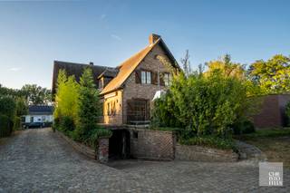 INDELINGOp het gelijkvloers bevindt zich een inkomhal met trap naar de verdieping, een kantoor, vestiaire en gastentoilet. Het ruime leefgedeelte...