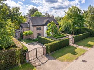 <p><strong>Prestigieuze villa met zwembad op 3.528 m² op toplocatie in ’s Gravenwezel.</strong></p>
<p>In een residentiële en groene omgeving in ‘s Gravenwezel vindt u deze recent volledig gerenoveerde villa. Met een bewoonbare oppervlakte van 451 m², verfijnde afwerking en hoogwaardige materialen straalt dit lichtrijke eigendom tijdloze elegantie en modern wooncomfort uit.</p>
<p>De statige inkomhal met vestiaire, design lavabo en Japans toilet zet meteen de toon. Vanuit hier bereikt u de lichtrijke woonkamer met gashaard, de gezellige TV-hoek en de stijlvolle eetkamer. Dankzij de grote raampartijen geniet u van een prachtig uitzicht op de tuin en het zwembad. Aansluitend vindt u een kantoor/speelkamer met gashaard eveneens met zicht op de prachtige tuin.</p>
<p>De luxueuze leefkeuken met kookeiland en 4 zitplaatsen is volledig uitgerust met topapparatuur van Miele, Bora en Selsiuz kraan. Aansluitend vindt u een praktische bijkeuken, kelder en toegang tot de overkapping met open haard en heater – ideaal voor zowel dagelijks comfort als exclusieve ontvangsten. Aansluitend het riante terras met zwembad – dit geeft het ultieme vakantiegevoel.</p>
<p>Op het gelijkvloers bevindt zich tevens de dubbele garage met automatische poort.</p>
<p><strong>Slaapvertrekken</strong></p>
<p>De 1e verdieping herbergt twee magnifieke master suites beide met dressing en een ensuite badkamer met luxe afwerking.</p>
<p>Op de 2e verdieping bevinden zich twee royale kamers en wederom een luxe badkamer.</p>
<p><strong>Buitenleven</strong></p>
<p>De fraai aangelegde tuin is een oase van rust en voelt aan als uw eigen park. De tuin heeft onder meer een verwarmd zwembad, design buitendouche, tuinhuis, beregeningssysteem en een indrukwekkende fontein. Dankzij de natuurlijke waterloop "Zwanenbeek" vormt dit domein een uitzonderlijke buitenbeleving.<br /><br /><strong>Bijzonderheden</strong></p>
<ul></ul>
<p>* EPC A kan bereikt worden door toevoeging van 16 zonnepanelen van 450 Wp<br />* Warmtepomp<br />* Vloerverwarming gehele woning<br />* Gedeeltelijke airconditioning<br />* Overal Japanse toiletten<br />* Alarmsysteem en camerabewaking<br />* Domotica en laadpaal<br />* Volledig omheind met automatische toegangspoort<br />* Elektrische zonwering en luifels<br />* Sonos installatie (binnen en buiten)<br />* Beregeningsinstallatie met eigen bron<br />* Gepantserde voordeur<strong><br /><br />Kortom: een unieke villa die luxe, comfort en veiligheid combineert op een absolute toplocatie in ‘s Gravenwezel.<br /><br /></strong>Voor meer informatie en/of een bezichtiging neem gerust contact met Roby via Roby@reds.be of op 0477 78 10 10<strong><br /></strong></p>
<p></p>