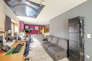 <p>BEZOEKDAG: zaterdag 16/05 (10u - 13u, enkel op afspraak)</p><p>Deze woning is gelegen in een rustige straat te Uitbergen en vormt een interessante opportuniteit voor wie op zoek is naar een betaalbare woning met buitenruimte en renovatiepotentieel.</p><p>Bij het binnenkomen kom je terecht in de inkomhal met aansluitend de woonkamer. Verder is er een keuken met zicht op de koer. Achteraan bevinden zich de badkamer, een apart toilet en een praktische berging.</p><p>Op de eerste verdieping zijn er twee slaapkamers. De zolder biedt extra mogelijkheden (stockage).</p><p>Buiten beschikt de woning over een grote, onderhoudsvriendelijke koer met garage en meerdere parkeerplaatsen.</p><p>Extra troef: boven de garage bevindt zich nog een bijkomende ruimte, bereikbaar via een vaste trap. Deze ruimte biedt interessante mogelijkheden, zoals een hobbyruimte, bureau of extra slaapkamer.</p><p><br />De woning heeft een EPC-label F en dient gerenoveerd te worden, wat de mogelijkheid biedt om ze volledig naar eigen smaak en hedendaagse normen in te richten.</p><p>Gelegen in een rustige straat met een vlotte bereikbaarheid naar omliggende gemeenten en voorzieningen.</p><p>Interesse? Contacteer Nathan van Immo Zone via 0479/93.41.49 of nathan.van.renterghem@immo-zone.be<br />voor een bezoek!</p>