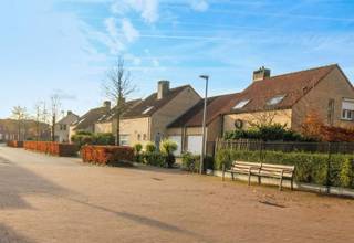 Heel veel troeven heeft deze ruime gezinswoning! Eerst en vooral de ligging: enorm kindvriendelijk, in een doodlopende straat met speelplein. In...