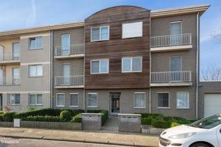 Dit goed gelegen en uitzonderlijk verzorgd appartement bestaat uit: Inkomhal met vestiaire, ruime living met open keuken en schuifdeur naar het aangenaam ruim terras, berging met aansluiting voor de wasmachine en de droogkast, verzorgde badkamer met lavabomeubel en ligbad, apart toilet en 2 volwaardige slaapkamers. Ondergronds garagestaanplaats inbegrepen en een kelder. BUITENKANS!!!
Maak snel een afspraak op 03/568.03.03 of info@vastgoed03.be.