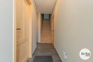 <br /><br />HAALTERT - Deze ruime, recent gebouwde woning is gelegen op het hoogste punt van Haaltert in een aangename, rustige straat en omringd door groen, velden en mooie wandelroutes. De ligging van dit pand is bijzonder aantrekkelijk met alle voorzieningen zoals scholen, supermarkten, winkels, banken, ... in de directe omgeving. Daarnaast geniet deze woning van een heel goede bereikbaarheid door de nabijheid van belangrijke invalswegen, openbaar vervoer en de E40. <br /><br />Naar indeling toe bevindt zich op het gelijkvloers een inkomhal met gastentoilet en vestiairekast, een aparte bureauruimte, een ruime en gezellige leefruimte met geïnstalleerde, open keuken uitgerust met alle toestellen, een slaapkamer met douche, een berging en een inpandige garage. Op de eerste verdieping bevinden zich de overloop, een slaapkamer met dressing en hobbyruimte, een tweede slaapkamer, een luxueuze badkamer en een wasplaats. De zolderverdieping is toegankelijk met vaste trap en biedt tal van mogelijkheden na verdere afwerking.<br /><br />Buiten is er een mooi aangelegde oprit en gezellige tuin met terras.<br /><br />Technisch scoort deze woning uitstekend met conforme elektriciteit, regenwaterput (5.000 L), vloerverwarming, ventilatie D, laadpaal, 12 zonnepanelen ... Resulterend in een energiezuinige (EPC A) en toekomstgerichte woning.<br /><br />Op zoek naar een perfect instapklare gezinswoning met garage, tuin en alle moderne comfort? Maak dan snel uw afspraak. Info of bezoek 053/60.65.60.