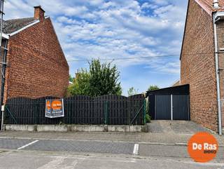 LEDE - Bent u op zoek naar de ideale locatie om uw droomwoning te bouwen? Dan is deze uitstekend gelegen bouwgrond voor een ééngezinswoning beslist een buitenkans.<br /><br />De bouwgrond bevindt zich in een rustige zijstraat van de Markizaatstraat, midden in het centrum van Lede. U geniet hier van een aangename en residentiële woonomgeving, terwijl alle voorzieningen zich op wandelafstand bevinden. Het station, winkels, scholen en openbaar vervoer liggen vlakbij, waardoor u optimaal comfort combineert met een uitstekende bereikbaarheid.<br /><br />Met een perceelbreedte van ongeveer 12 meter en een diepte van 26 meter biedt deze bouwgrond tal van mogelijkheden voor het realiseren van een ruime en hedendaagse gezinswoning.<br /><br /><br />Wie op zoek is naar een rustige woonomgeving, zonder in te boeten aan de voordelen van een centrale ligging, vindt hier de perfecte bouwlocatie.<br /><br />Grijp deze unieke kans en realiseer uw woonproject op een toplocatie in het hart van Lede. Contacteer ons vandaag nog voor meer informatie of een vrijblijvend gesprek. 053/60.65.60.