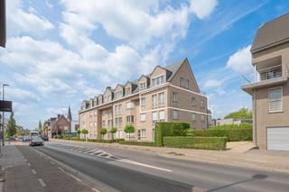 <p>Op de tweede verdieping van een verzorgd appartementsgebouw bevindt zich dit aangename en instapklare appartement met twee slaapkamers. De vele raampartijen zorgen voor een mooie natuurlijke lichtinval en geven het geheel een open en ruimtelijk karakter.</p><p> </p><p>De leefruimte biedt voldoende plaats voor een comfortabele zithoek en eetplaats en sluit aan op de volledig uitgeruste keuken. Vanuit de keuken heeft u rechtstreeks toegang tot het ruime terras. Dankzij de open ligging en het groene uitzicht is dit een heerlijke plek om tijdens de zonnige maanden buiten te eten of gewoon tot rust te komen.</p><p>Verder beschikt het appartement over twee volwaardige slaapkamers en een verzorgde badkamer met ligbad en lavabo. Een praktische wasruimte en de aanwezige ingebouwde kasten zorgen voor extra bergruimte.</p><p> </p><p>Ook op het vlak van comfort zit u hier goed. Het appartement heeft een EPC-label C en beschikt over een eigen ondergrondse autostaanplaats. In de ondergrondse garage is bovendien ruimte voorzien voor fietsen en aan het gebouw zijn bezoekersparkeerplaatsen beschikbaar.</p><p> </p><p>De ligging vormt een belangrijke troef. Het appartement bevindt zich aan de Rijmenamseweg, vlak bij het centrum van Bonheiden. Winkels en dagelijkse voorzieningen bevinden zich in de directe omgeving; zo vindt u onder meer een supermarkt in het centrum aan Dorp. Ook verschillende scholen zijn in Bonheiden aanwezig. Carrefour market BONHEIDEN Dankzij buslijn 25 beschikt Bonheiden bovendien over een rechtstreekse verbinding richting Mechelen en Keerbergen, met op weekdagen en zaterdag een halfuurfrequentie tussen beide plaatsen.</p><p> </p><p>Een lichtrijk en praktisch appartement met twee slaapkamers, een heerlijk terras én ondergrondse parking op een centrale locatie in Bonheiden.</p>