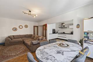 We stellen u dit appartement van 86 m² volgens EPC voor, gelegen op de 1e verdieping van een gebouw van 5 verdiepingen met lift, ideaal gelegen in Laken, Joseph-Benoit Willemsplein 54, in de nabijheid van openbaar vervoer, winkels en scholen,… . Het appartement, dat gerenoveerd werd in 2022, bestaat uit een woonkamer (30 m²), 2 slaapkamers, een open ingerichte keuken, een vernieuwde douchekamer en balkon (2 m²). Mogelijkheid om een garagebox afzonderlijk aan te kopen. Collectieve gasverwarming. Elektriciteit niet conform. EPC: G. Lasten: ± 360 €/maand (gemeenschappelijke kosten + privatieve verwarming). Momenteel verhuurd. Onroerende voorheffing: ± 1250 €. We verkopen eveneens 2 tweeslaapkamerappartementen waaronder 1 met garagebox en 1 drieslaapkamerappartement op de eerste verdieping. Alle 4 appartementen zijn verhuurd. Ideaal VOOR IEDEREEN.