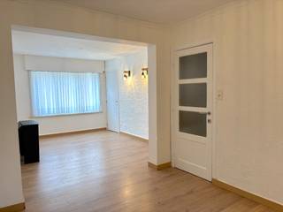 Een gezellige woning met 2 slaapkamers.... <br /><br />Deze bel-étage beschikt op het gelijkvloers over een grote garage met bergruimte. Een grote troef in de stad!<br />De eerste verdieping bestaat uit een leefruimte met vernieuwde open keuken met aansluitend een buitenterrasje. Er is tevens een apart toilet. Op de tweede verdieping vinden we 2 slaapkamers en een badkamer met douche en lavabo. <br /><br />Verwarming op gas. <br />De woning beschikt over PVC ramen met dubbele beglazing en rolluiken. <br />Er zijn eveneens zonnepanelen aanwezig en een thuisbatterij! <br />Deze woning is niet geschikt voor het houden van huisdieren. <br /><br />In de nabijheid vinden we het centrum van de stad (Sint-Franciscuskerk), een leuk groen plein, vele winkels en openbaar vervoer,...