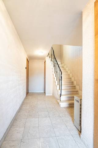 Deze halfopen woning is gelegen in een rustige buurt in Halle, op korte afstand van winkels, scholen, openbaar vervoer en belangrijke invalswegen. Dankzij de gunstige ligging en de ruime tuin biedt deze woning tal van mogelijkheden voor wie op zoek is naar een aangename gezinswoning.
We betreden de woning via de inkomhal op het gelijkvloers, waar zich eveneens een apart toilet en een garage bevinden.
Met de trap begeven we ons naar de eerste verdieping en komen we terecht in de ruime en lichtrijke leefruimte. Aansluitend bevindt zich de keuken met praktische bergruimte. Vanuit deze verdieping hebben we eveneens toegang tot het terras, dat mits het plaatsen van een trap rechtstreeks verbonden kan worden met de zeer ruime tuin.
Op de tweede verdieping treffen we drie slaapkamers aan, alsook een bureauruimte die ideaal is voor thuiswerk of als extra hobbyruimte. Verder beschikt deze verdieping over een badkamer uitgerust met een lavabo, toilet en een bad met douche.
Tot slot beschikt de woning over een garage, een extra staanplaats voor de deur en een zeer ruime tuin waar het heerlijk vertoeven is.
Deze woning combineert een rustige ligging met een praktische indeling, ruime kamers en een grote tuin. Een interessante opportuniteit voor gezinnen die op zoek zijn naar ruimte en potentieel in Halle.