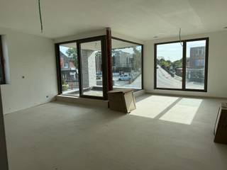 Dit nieuwbouw energiezuinig appartement(80m²) is gelegen te Muizen, vlot bereikbaar en nabij openbaar vervoer, invalswegen, school en supermarkt.Het appartement omvat een ruime living met ingerichte open keuken welke uitgeeft op het terras, 2 slaapkamers, gastentoilet, badkamer met inloopdouche, wasplaats en ondergrondse parking met kelderberging.De aanwezigheid van een warmte pomp met vloerverwarming, zonnepanelen en zonnescreens maken dit appartement compleet. Het appartement wordt volledig nieuw geschilderd.
