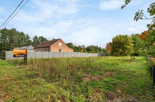 <p><span><span>Prachtige bouwgrond OB 1380m2 tegen natuurgebied!</span></span></p><p><span><span> </span></span></p><p><span><span>Belangrijkste troeven:</span></span></p><p><span><span>- Prachtige bouwgrond van 1380m2 voor open bebouwing</span></span></p><p><span><span>- Mooie straatbreedte van 23m</span></span></p><p><span><span>- Bouwdiepte van 20m mogelijk</span></span></p><p><span><span>- Bouwbreedte van 14m mogelijk</span></span></p><p><span><span>- Vlakbij natuureservaat Gerhagen</span></span></p><p><span><span>- Fantastische zichten op de achterliggende natuur</span></span></p><p><span><span> </span></span></p><p><span><span>Wenst u meer info of een vrijblijvende bezichtiging, contacteer dan ons kantoor op het nummer 014 39 99 99 en wij</span></span></p><p><span><span>helpen u graag verder.</span></span></p>