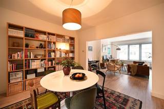 Bekijk dit appartement uitgebreid op www.koosi.beDit zeer gezellige appartement met 2 slaapkamers is gelegen op de eerste verdieping van een...