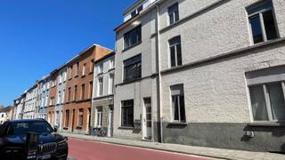 <p><span>Studio prêt à emménager avec chambre séparée, idéalement situé près de l'UZ Gent</span></p><p><span>Idéalement situé à Gand, au 43 de la Herfststraat, à deux pas de l'UZ Gent, ce studio entièrement rénové dispose d'une chambre séparée. </span></p><p><span>Situé au deuxième étage, ce studio allie un agencement pratique à un cadre de vie agréable.</span></p><p><span>Il a été entièrement rénové et est prêt à emménager. L'agréable pièce à vivre avec cuisine ouverte constitue le cœur du studio. Celui-ci dispose également d'une chambre séparée et d'une salle de bains moderne et équipée.</span></p><p><span>Grâce à son emplacement central, vous bénéficiez d’une excellente accessibilité, avec l’UZ Gent, les transports en commun, les commerces et autres commodités accessibles à pied ou à vélo. La liaison aisée vers le centre-ville et les principales voies d’accès constitue également un atout majeur.</span></p><p><span>De plus, le studio bénéficie d’un </span><span>label EPC favorable</span><span>.</span></p><p><span>Ce studio prêt à emménager est le choix idéal pour les jeunes ménages, les célibataires ou les investisseurs à la recherche d'un bien immobilier de qualité dans un emplacement de choix à Gand.</span></p>