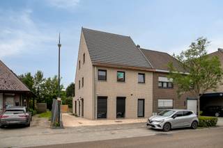 <p>Via een private inkomhal op het gelijkvloers betreedt u deze verrassend ruime woonentiteit, die zich uitstrekt over meerdere verdiepingen en het comfort van een woning combineert met de praktische voordelen van een kleinschalige residentie.</p><p></p><p>Via de inkomhal komen we met de trap tot de eerste verdieping waar zich de centrale en lichtrijke woonkamer met open keuken bevindt. Vanuit de leefruimte heeft u rechtstreeks toegang tot het terras, waar u in alle rust kunt genieten van het buitenleven.</p><p><em>Ter illustratie werd een AI-visual toegevoegd van het afgewerkte terras.</em></p><p>Verder bevinden zich op deze verdieping een eerste (slaap)kamer, een gastentoilet en een praktische technische berging.</p><p></p><p>De vaste trap leidt naar de tweede verdieping, waar we toegang hebben tot twee volwaardige slaapkamers, een badkamer en een afzonderlijk toilet. Via de zoldertrap bereikt u bovendien de praktische zolder, ideaal als extra bergruimte.</p><p></p><p>Ook op het vlak van energiezuinigheid scoort deze entiteit uitstekend. Dankzij de warmtepomp met vloerverwarming, de zonnepanelen en de kwalitatieve gebruikte materialen geniet u van een aangename woonbeleving.</p><p></p><p>Als extra troeven beschikken we hier over een private parkeerplaats vooraan het gebouw en een gemeenschappelijke fietsen- en afvalberging.</p><p></p><p>Dankzij de doordachte indeling, de private inkom en de drie volwaardige kamers vormt dit de ideale thuis voor gezinnen of iedereen die op zoek is naar ruimte en energiezuinig wonen.</p><p></p><p>Bovendien wordt deze eigendom verkocht onder het stelsel van de verkooprechten en niet onder het btw-stelsel, wat een aanzienlijk financieel voordeel kan betekenen voor de koper.</p><p></p><p>Wilt u deze eigendom en zijn troeven zelf ontdekken, neem dan zeker contact op voor het plannen van een bezoek ter plaatse.<br /><strong><u>Interesse?</u> </strong>Contacteer Steffi telefonisch op 0498/50.50.94 of per mail steffi@vastgoeddevos.be </p>