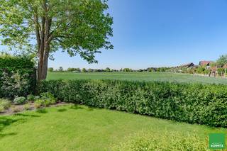 <strong>Prachtige nieuwbouwvilla met 6 slaapkamers, 5 badkamers en een fantastisch open zicht over de velden, gelegen op slechts enkele minuten van het Zoute en het centrum van Knokke.</strong><br /><br />De villa werd met de meest hoogwaardige materialen afgewerkt.<br /><br /><u>Indeling van de villa</u>:<br /><br />Gelijkvloerse verdieping: inkomhall met aparte WC en vestiaire. Zéér lichtrijke leefruimte met eetplaats en zithoek met gashaard en toegang via schuifraam naar terras en tuin. Open zicht over de velden. Volledig ingerichte open keuken met groot eiland. Bijkeuken / wasplaats. Berging / technische ruimte. Garage voor 1 wagen en buitenparkings.<br /><br />Eerste verdieping : Master bedroom met dressing en aansluitende badkamer. Slaapkamer 2 met dressing en aansluitende badkamer. Slaapkamer 3 met aansluitende douchekamer. Slaapkamer 4 met dressing en aansluitende douchekamer.  Bureau.<br /><br />Tweede verdieping: Slaapkamer 5 en slaapkamer 6. Overloop. Douchekamer. Aparte WC. Technische ruimte.<br /><br />Alarminstallatie. Vloerverwarming. Geothermische warmtepomp. Domotica.<br /><br />Verkoop onder Btw-stelsel op constructiewaarde en registratiestelsel op grondwaarde.<br /><br />https://www.youtube.com/shorts/wORBH1TJUJs<br /> 