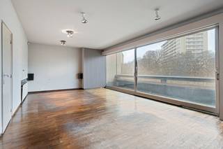 Te renoveren penthouse te Pulhof van ca. 156m² met 3 slaapkamers en 3 terrassen.Indeling:Vooraan, de royale leefruimte met een breedte van bijna 13m...