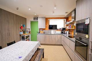 Bent u op zoek naar een woning met potentieel in een rustige, groene buurt? Deze charmante woning biedt alles wat een gezin nodig...