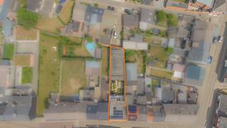 In het hart van Oppuurs, deelgemeente van Sint-Amands, vinden we deze ruime woning met een uitzonderlijk aanbod aan multifunctionele ruimtes.<br /><br />Bij het betreden van de woning verwelkomt de inkomhal je. Links bevindt zich een ruime slaapkamer, rechts hebben we een polyvalente ruimte die dienst kan doen als hobbyruimte of bureau. Verder door vinden we een badkamer met inloopdouche, lavabo en toilet. De gezellige zithoek kijkt uit op de aangename stadstuin. Aansluitend vind je nog een polyvalente ruimte die momenteel dienst doet als berging, maar ook kan functioneren als slaapkamer.<br /><br />Vanuit de hal nemen we de trap naar de verdieping waar het woongedeelte zich bevindt. De lichtrijke leefruimte staat in verbinding met de open keuken. Grenzend aan de keuken is er een terras met een aangenaam uitzicht op de tuin. Verder treffen we op deze verdieping ook een praktische berging, een bureauruimte die perfect kan omgevormd worden tot slaapkamer, en een uitgeruste badkamer.<br /><br />De woning biedt de mogelijkheid om in totaal vijf slaapkamers te creëren.<br /><br />Achteraan in de tuin wacht een ruime hangar die bereikbaar is via de Meirstraat, een absolute meerwaarde voor wie nood heeft aan opslagruimte, atelier, hobbyruimte of werkplaats. <br />Deze hangar heeft een breedte van 8 meter en een lengte van 19 meter.<br /><br />Daarnaast biedt de woning een mogelijkheid om dienst te doen als kangoeroewoning.<br /><br />Heb je interesse in deze ruime woning met hangar?<br />Neem gerust contact op via roy@julimmo.be of 0498 62 74 71