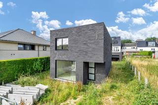 <p>Op een rustige locatie in Heldergem, bevindt zich deze<strong> nieuwbouw open bebouwing </strong>op een onderhoudsvriendelijk perceel. De woning omvat op het gelijkvloers een ruime inkomhal met apart toilet, dat uitgeeft op de <strong>ruime eet- en leefruimte</strong>. De keuken dient zelf geplaatst te worden door de kandidaat-koper. Aansluitend aan de keuken is er een ruime bergruimte aanwezig (met aansluiting voor wasmachine). Op de eerste verdieping zijn er <strong>drie ruime slaapkamers voorzien (met airco - warmen en koelen)</strong>, alsook een badkamer met bad, douche en aansluiting voor een dubbele spoelbak. Op deze verdieping vinden we ook nog een apart toilet terug. Achteraan het perceel is er een <strong>ruime garage </strong>aanwezig en nog een extra bergruimte. Nieuwbouw - Toplocatie - <strong>Zonnepanelen </strong>- Warmtepomp - <strong>Vloerverwarming</strong>- Airco! *Prijs vermeld in de advertentie betreft prijs excl. BTW en kosten.</p>