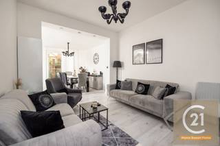 Op een rustige, gewilde locatie is dit charmante huis liefdevol gerenoveerd met alle moderne comfort. Er zijn geen werkzaamheden nodig: het hele...