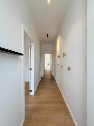 Plan uw bezoek via www.polares.eu<br /><br />In het centrum van Veltem-Beisem, deel van Herent, kan je deze woning met twee slaapkamers terugvinden. <br /><br />Bij het binnenkomen brengt de inkomhal je naar de leefruimte met aansluitend de keuken. Door de leuke opening tussen leefruimte en keuken behoudt je hier het contact. Aansluitend aan de keuken heb je de wasplaats met ook een toilet. Via de keuken bereik je de buitenruimte waar je gezellig kan vertoeven. Verderop in de woning kan je ook nog een extra kamer terugvinden, ideaal als bureauruimte. <br /><br />Op de bovenliggende verdieping kan je de twee slaapkamers terugvinden, alsook de badkamer met enkele wastafel, toilet en douche. Verder biedt de nachthal nog toegang tot de zolder via een zolderluik. De zolder kan je gebruiken voor wat extra spullen te stockeren.<br />De bureauruimte op de benedenverdieping kan eventueel ook als derde slaapkamer worden gebruikt. <br /><br />Door de centrale ligging met bushalte, treinhalte, winkels en andere voorzieningen op wandelafstand is het hier heerlijk vertoeven! <br /><br />Denk jij met deze woning jouw match te hebben gevonden? Plan dan nu uw bezoek via www.polares.eu!