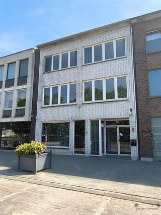 <p><span>Welcome to this unique commercial opportunity in the heart of Sint-Niklaas! This spacious office with a living area of no less than 462m² offers a range of possibilities for entrepreneurs and professionals looking for a versatile workspace.</span></p><p><span> </span></p><p><span>The first floor impresses with its generous open space, equipped with large windows that let in natural light. The stylish glass partitions and modern finishes create a professional ambiance.</span></p><p><span> </span></p><p><span>The property features 3 comfortable bedrooms and a fully equipped bathroom, making it also perfect for business owners seeking an on-site home. The kitchen is practical and equipped with ample storage space. </span></p><p><span> </span></p><p><span>On the 1st floor there is a beautiful roof terrace. With a land area of 304m² and a private garage, there is plenty of room for storage or parking.</span></p><p><span> </span></p><p><span>The strategic location in Sint-Niklaas offers easy access to the city center, public transportation and major highways. This versatile office space is an excellent investment for businesses looking for flexibility and style in a vibrant environment. Don't miss this opportunity to establish your business in a property that seamlessly combines work and comfort!</span></p>