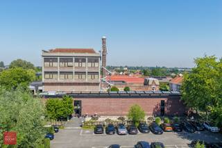Ca. 2.000m² kantoorruimte, volledig ingericht naar hedendaagse normen in voormalig industriële site. Bestaande uit onthaal, verschillende vergaderzalen, open kantoorruimtes, ontspanning- en eetruimtes met keuken, binnenkoer, sanitair, parking met voor 40-tal wagens (+ extra parkeermogelijkheden), serverlokaal, EHBO-lokaal, 3-dubbele laadpalen enz. Contacteer ons op 056/60.41.76 voor meer info een een vrijblijvend bezoek.
