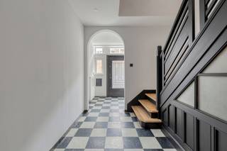 Deze aantrekkelijke, ruime woonst in centrum Brugge onderging in 2025 een totaalrenovatie. De woning werd volledig gestript en heropgebouwd...