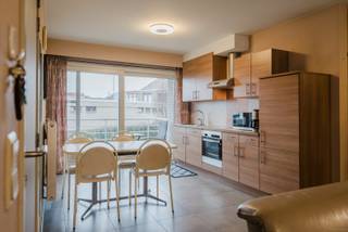 Dit appartement combineert comfortabel wonen met een zeer centrale ligging in een kleinschalige en rustige residentie. Via een aangename en...