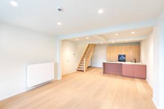 Dit prachtig gerenoveerd duplex appartement biedt u een heerlijke woonlocatie in het historische stadscentrum. Deze unieke locatie in de...