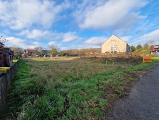 In een doodlopende straat in Wezemaal bevindt zich dit mooi perceel bouwgrond van 8 are, ideaal voor het realiseren van een open bebouwing. De ligging combineert het beste van twee werelden: een groene omgeving met alle voorzieningen (winkels, scholen, openbaar vervoer) op korte afstand.<br /><br />Dankzij de doodlopende straat geniet je van weinig verkeer, terwijl je toch vlot verbinding hebt met omliggende gemeenten en belangrijke invalswegen.<br /><br />Kortom, de perfecte locatie voor wie op zoek is naar ruimte en een uitstekende bereikbaarheid.<br /><br />Voor meer info neem contact op met ben@sophimo.be of 0468 58 04 09 !
