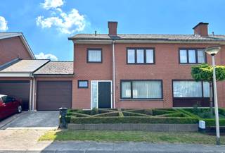 Degelijke PERFECT ONDERHOUDEN woning met TUIN, 3 SLK en GARAGE. INDELING: gelijkvloers: inkom, apart toilet, ruime lichtrijke...