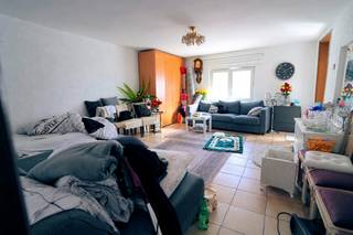 Dit gebouw is deels verhuurd (nu 2.000,-huur /mnd) maar in zijn geheel nog verder af te werken.<br />Er ligt alvast een nieuw, geïsoleerd dak op.<br />Op het glv bevindt zich een 45 m² studio in L vorm ,<br />op het 1e vooraan een 32m² studio ,<br />Op het 1e achteraan toegang tot het duplex appartement 90m² 2 slpk boven de garage.<br />Helemaal boven een te renoveren 50m² studio met mezzanine, <br />Aparte EGW.<br />De verbouwing boven kan je doen zonder de bestaande huurders op te zeggen.<br />Opgelet : niet apart verkoopbaar, blijft echter wel verhuurbaar aan 4 aparte huurders als niets bouwkundig wordt gewijzigd. 2 conformiteitsattesten reeds aanwezig.<br /><br />Ideaal gelegen, ideale investering. potentiële huurinkomsten 850+650+1200+750+80 (gar)