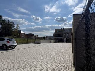 In de ondergrondse verdieping (niveau -1) van een recent appartementsgebouw bevindt zich deze vlot toegankelijke autostaanplaats met laadpunt. De ondergrondse garage is bereikbaar via een automatische poort met afstandsbediening en biedt een veilige en droge parkeeroplossing. Dankzij de royale afmetingen is de staanplaats niet alleen geschikt voor een gewone wagen, maar ook ideaal voor het stallen van een motorfiets, aanhangwagen, oldtimer of ander voertuig dat u graag beschermd wilt parkeren. De centrale ligging van het gebouw zorgt ervoor dat winkels, openbaar vervoer en andere voorzieningen vlot bereikbaar zijn. Een interessante opportuniteit voor bewoners of investeerders.