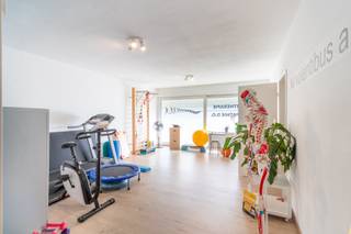 <p>Via de inkomhal betreed je dit lichtrijk gelijkvloers appartement, dat momenteel dienstdoet als kinesitherapiepraktijk. De ruime indeling en overvloed aan natuurlijk licht maken het een aangename plek om te wonen of werken. Het appartement beschikt over twee volwaardige slaapkamers, ideaal voor een klein gezin, koppels of wie graag een extra kamer als bureau of hobbyruimte gebruikt.</p><p>De badkamer wordt momenteel benut als bureauruimte, wat de flexibiliteit van de indeling benadrukt. Daarnaast is er een apart toilet, wat extra praktisch is in het dagelijks gebruik. Het appartement heeft een gunstig EPC-label C, wat wijst op een degelijke energiezuinigheid en comfort.</p><p>Gelegen op een toplocatie nabij het centrum van Boechout, geniet je hier van uitstekende bereikbaarheid en alle voorzieningen binnen handbereik. Met een supermarkt letterlijk over de deur is het dagelijkse gemak verzekerd. Dit gelijkvloers appartement vormt dan ook een interessante opportuniteit voor investeerders of voor wie op zoek is naar een centraal gelegen, appartement met potentieel voor praktijkruimte of thuiswerk.</p>