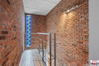 Dit 2 slaapkamer-appartement is gelegen in hartje Lebbeke en bevindt zich op wandelafstand van winkels, scholen en openbaar vervoer en bevindt zich...