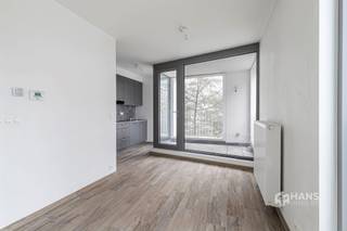 <p><span>In een gegeerde buurt net binnen de Singel ontdek je dit instapklare appartement - uitermate geschikt voor starters of als investering. De ligging kan nauwelijks beter: Berchem-station ligt op wandel- of fietsafstand, ideaal voor wie pendelt met het openbaar vervoer. Bovendien geniet je hier van een vlotte verbinding naar het stadscentrum, de stadsrand én de snelweg. Kortom: een bereikbare toplocatie voor wie comfortabel en centraal wil wonen!</span></p><p><span> </span></p><p><span>Het appartement bevindt zich op de eerste verdieping van een verzorgd hoekgebouw (2015) met lift. Dankzij de recente bouw geniet je hier van modern wooncomfort, volledig volgens de huidige normen. Het gebouw wordt netjes onderhouden, de elektriciteit is conform en het dak is geïsoleerd volgens de norm 2020. De vaste kosten bedragen € 117/maand. Extra troef: een praktische, gemeenschappelijke fietsenstalling staat ter beschikking van alle bewoners.</span></p><p><span> </span></p><p><span>Het knusse appartement is slim ingedeeld en biedt 45 m² optimaal wooncomfort. Je komt binnen in de hal met ruimte voor een vestiairekast, waarna je meteen doorloopt naar de gezellige leefruimte (20 m²) met toegang tot het west-georiënteerde terras (4 m²). De open keuken is uitgerust met alle hedendaags comfort, inclusief kookvuur, dampkap, ingebouwde vaatwasser, oven en frigo met vriesvak. Aansluitend vind je een handige berging/wasplaats. De slaapkamer is 10 m² groot en de badkamer (3 m²) is voorzien van een inloopdouche, lavabomeubel en handdoekdroger. De wc is apart.</span></p><p><span> </span></p><p><span>Tot slot zijn er 2 garages optioneel mee aan te kopen aan €35.000/stuk.</span></p><p><span> </span></p><p><span>Ben je op zoek naar een instapklaar appartement op een toplocatie? Mis deze kans niet! Bewoonbare opp. 45 m² ref.: bruto vloeropp. EPC. Voor meer info of een gratis schatting surf naar </span><span><span>www.hansimmo.be</span></span></p><p><span> </span></p>